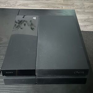 Sony PS4 500GB (CUH-1115A) + 2 Controllers